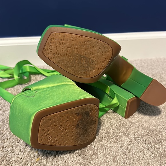 Gianni Bini Lime Platform Heel - Picture 7 of 7